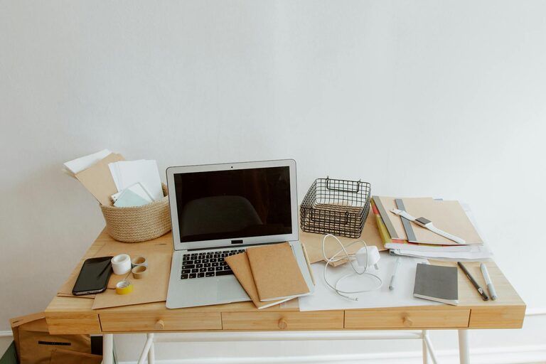 Poradnik krok po kroku: Jak efektywnie organizować przestrzeń roboczą w domu